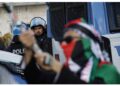 Polizia sbarra passo a corteo