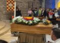 Alunni della scuola inviano corona di fiori con scarpette rosse