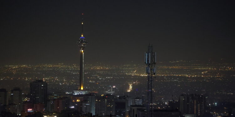 Colpite diverse basi militari a Teheran e in altre città