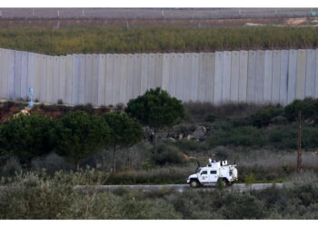 Spari su ingresso base Unp 1-31 sulla collina di Labbune