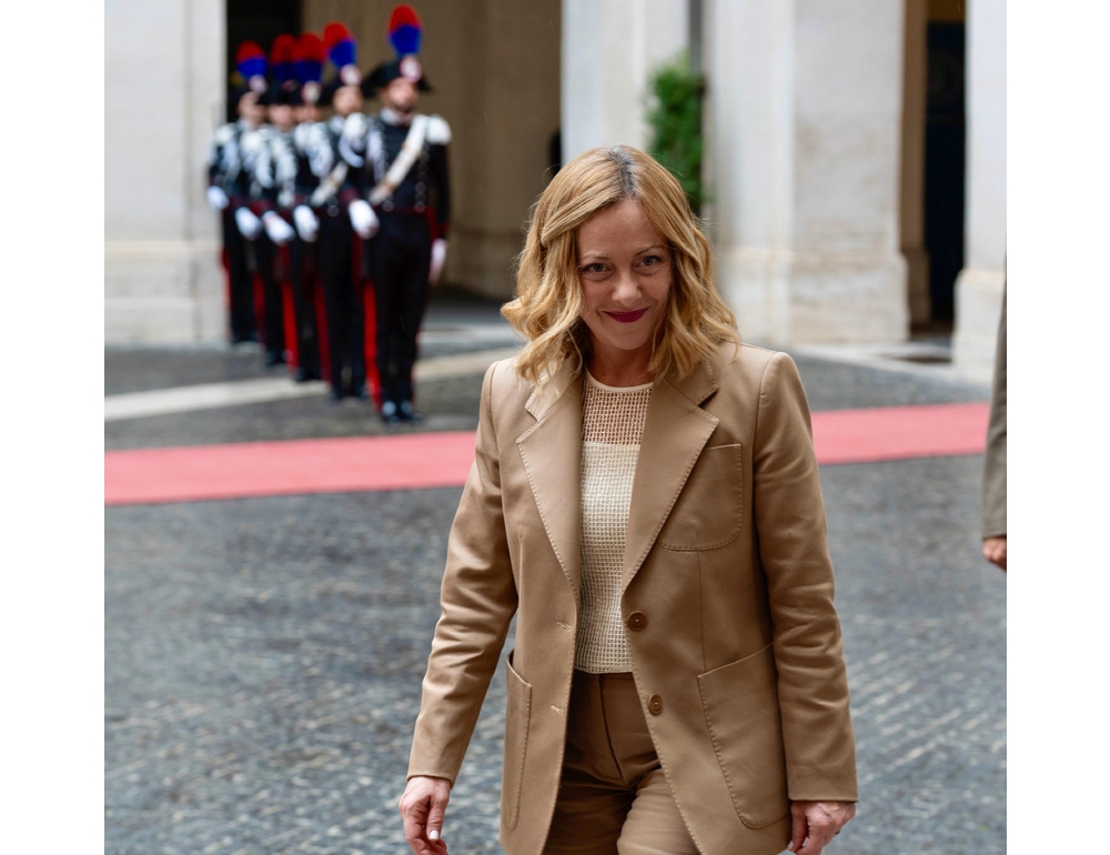 La premier su X allega una foto con la sorella