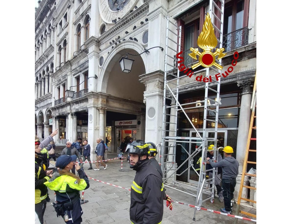 Si stacca frammento dalla Torre dell’Orologio a San Marco