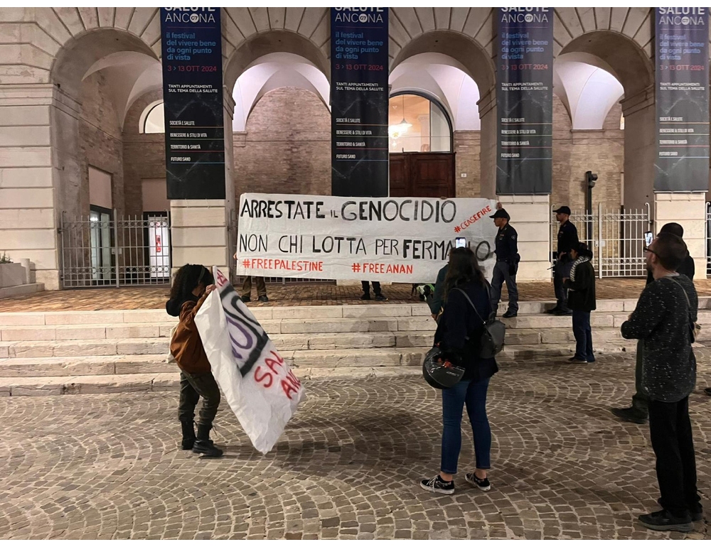 Sit-in davanti al teatro chiuso. E' in corso vertice alla Mole