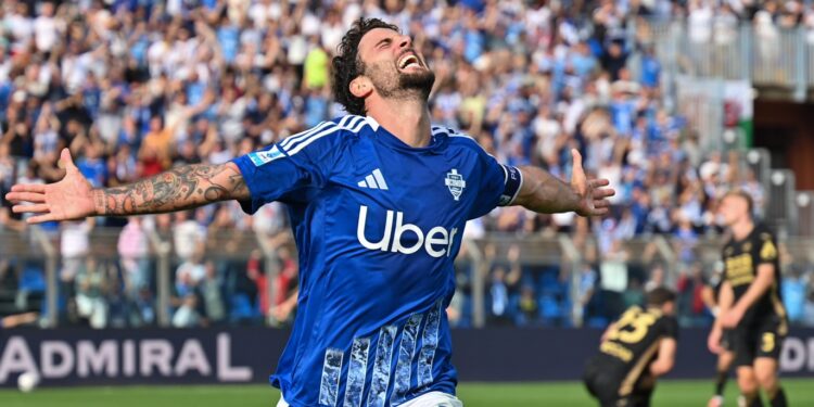 L'esultanza di Cutrone dopo la rete contro il Verona (foto Roberto Colombo)