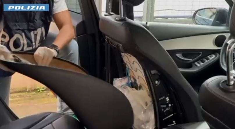 Droga nascosta nel sedile del Suv diretto verso la Svizzera, arrestato 24enne erbese