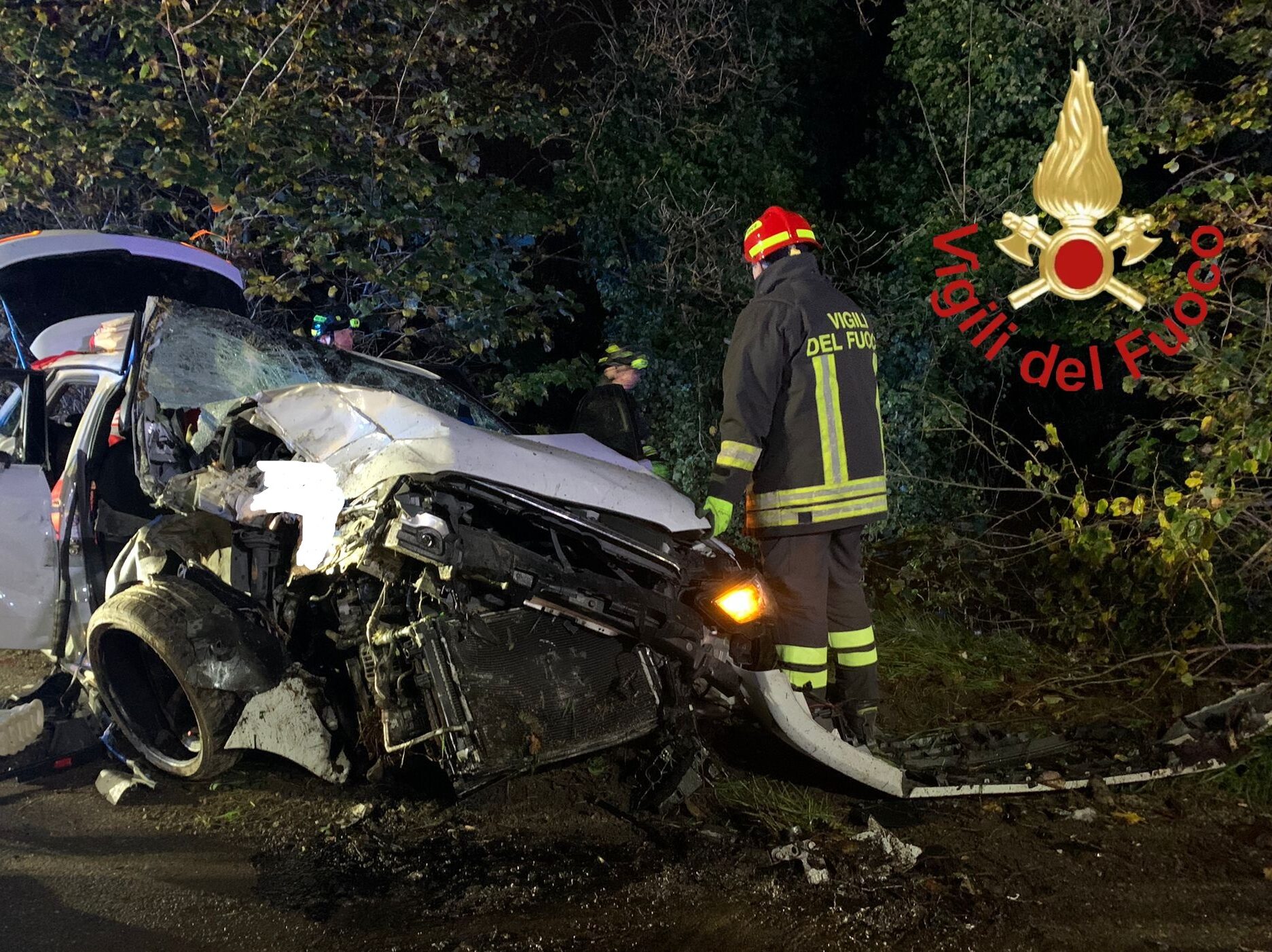 Auto con cinque ragazzi a bordo fuori strada nella notte a Carugo, morto 17enne, quattro feriti gravi