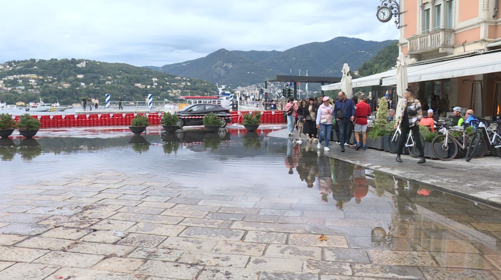 Lungolago di Como ancora sott’acqua. Altri due mesi per la fine del cantiere delle paratie