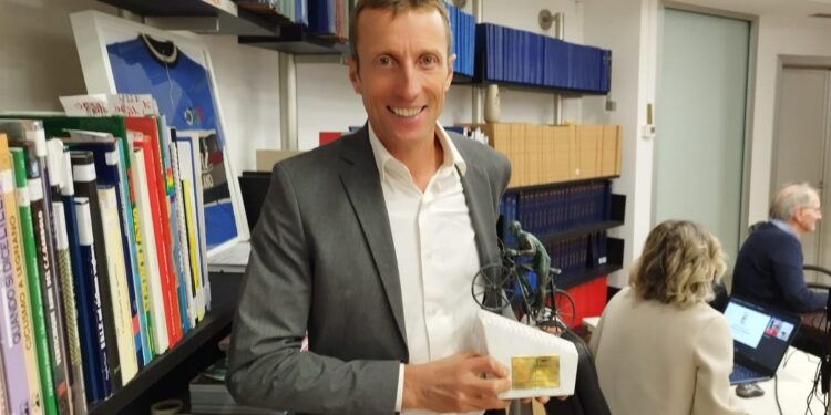 Maurizio Fondriest con il riconoscimento ricevuto al Ghisallo