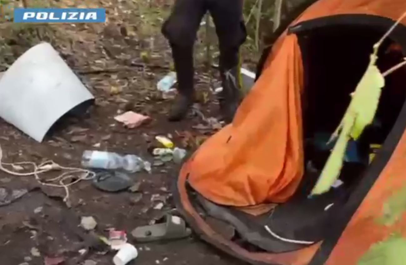 Decine di poliziotti nei boschi dello spaccio, arrestati tre marocchini che preparavano le dosi