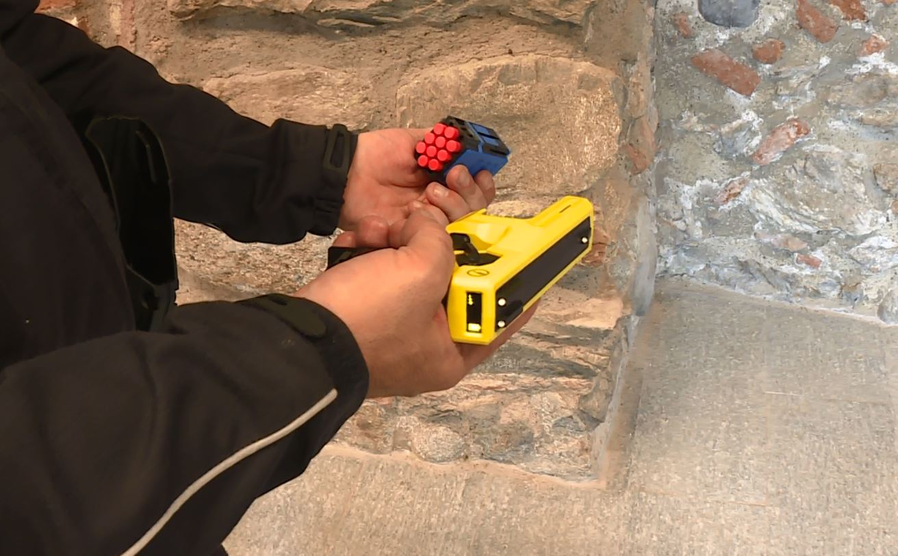 La polizia locale di Cantù sperimenta il taser, due pistole a impulsi elettrici per gli agenti