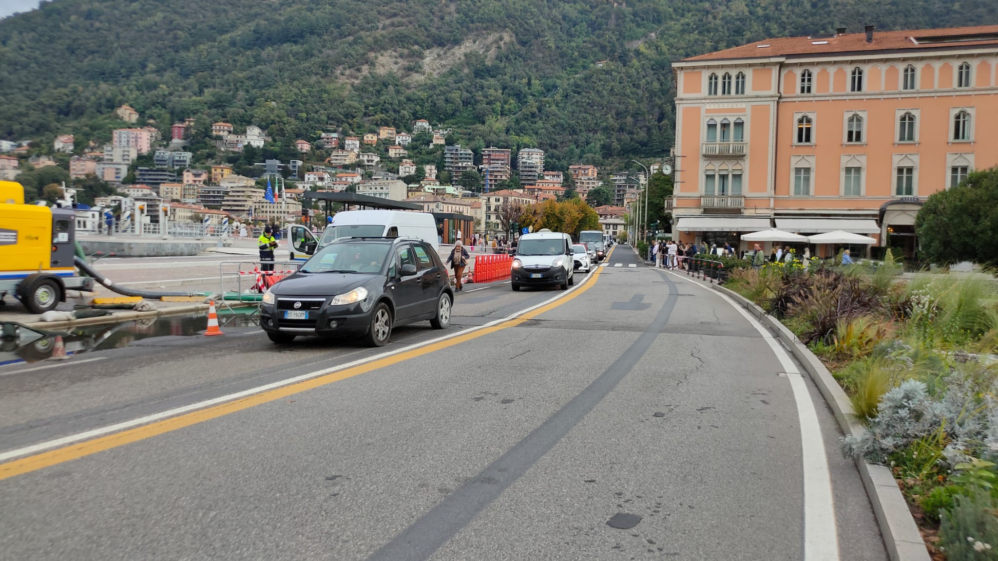 Lungolago di Como, resta chiusa una corsia. Lario osservato speciale, da mercoledì torna la pioggia