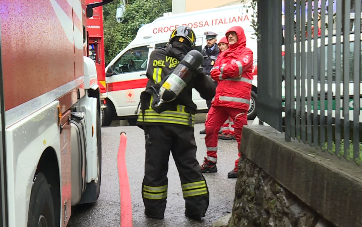 Cernobbio, incendio in via Vittorio Veneto. In azione tre squadre dei vigili del fuoco