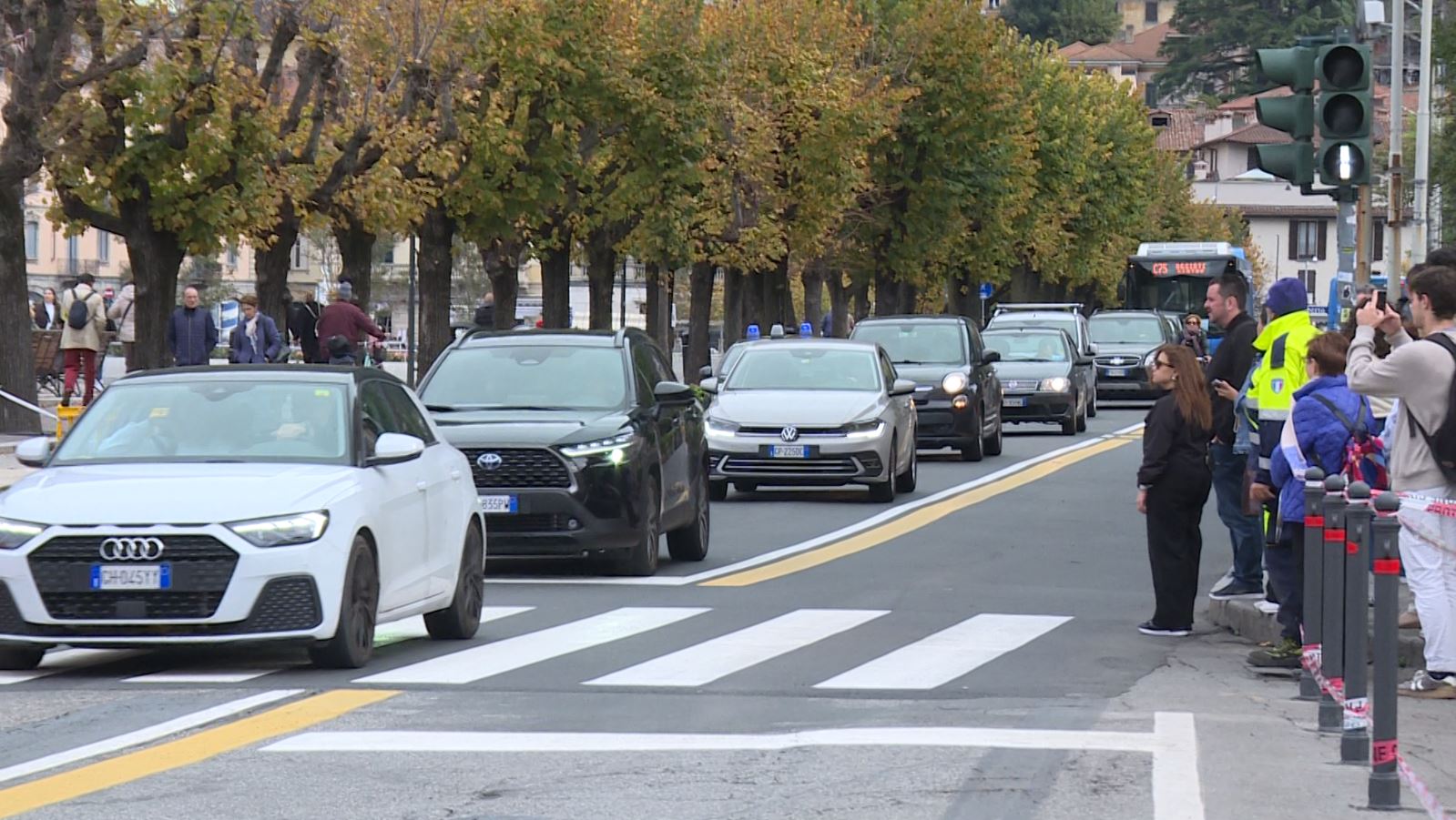 Paratie, lavori per completare le fondazioni. Una corsia del lungolago chiusa per tre ore al giorno