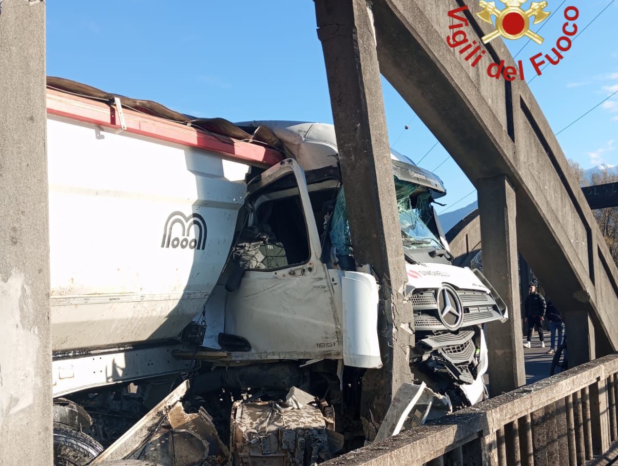 Sorico, camion si schianta sul Ponte del Passo. Ferito l’autista, viabilità in tilt