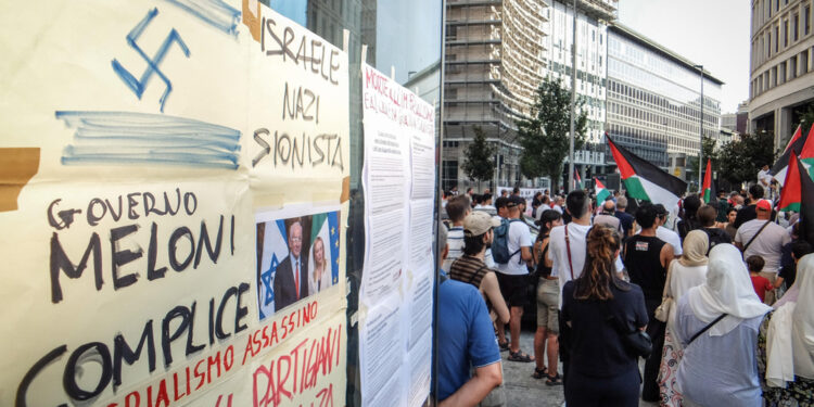 Studenti in piazza tra bandiere palestinesi e cori antifascisti