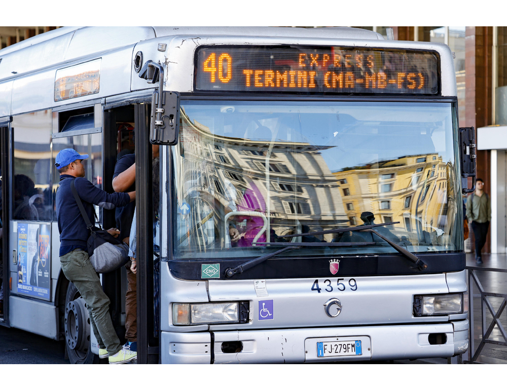 Bodycam e panic botton su bus a Roma contro aggressioni