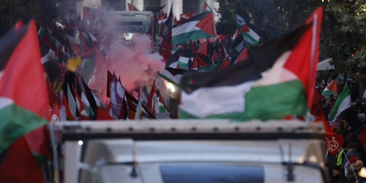 Nessun contatto diretto. Esposta la bandiera della Palestina