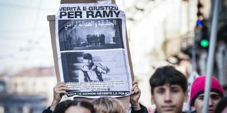 Gli amici chiedono 'verità' nella via dove abitava il 19enne