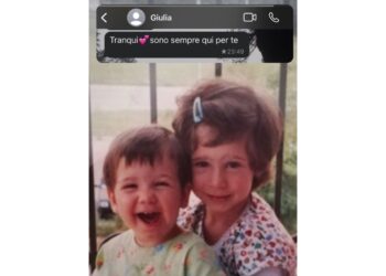 Su Instagram una foto delle due sorelle da bambine