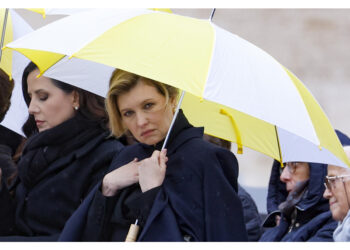 A Piazza San Pietro il saluto con Olena Zelenska