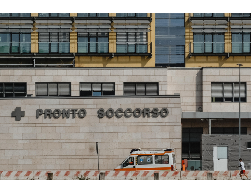 In due aggrediscono sanitari a Verona, arrestati