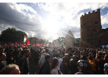 Il corteo è diretto a Piazzale Ostiense