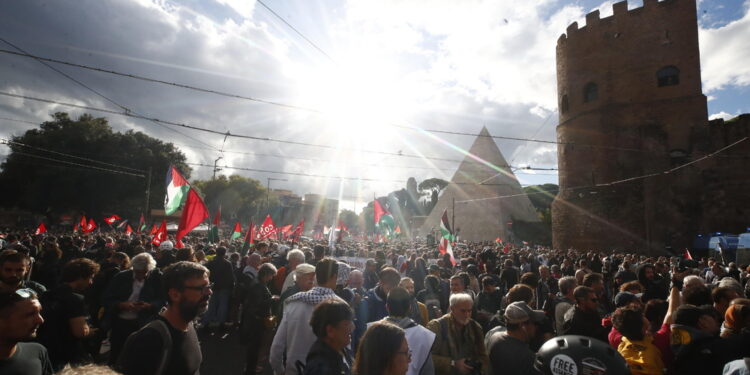 Il corteo è diretto a Piazzale Ostiense