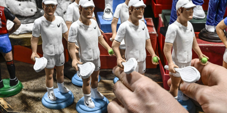 San Gregorio Armeno stracolma. Statuina tennista in esposizione