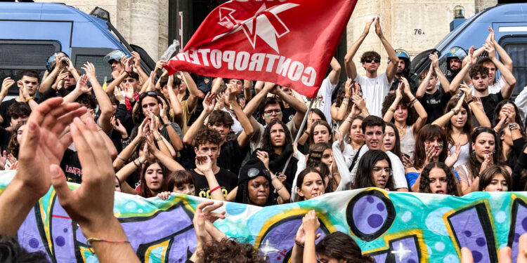 In piazza studentesse Unige incatenate per centro antiviolenza