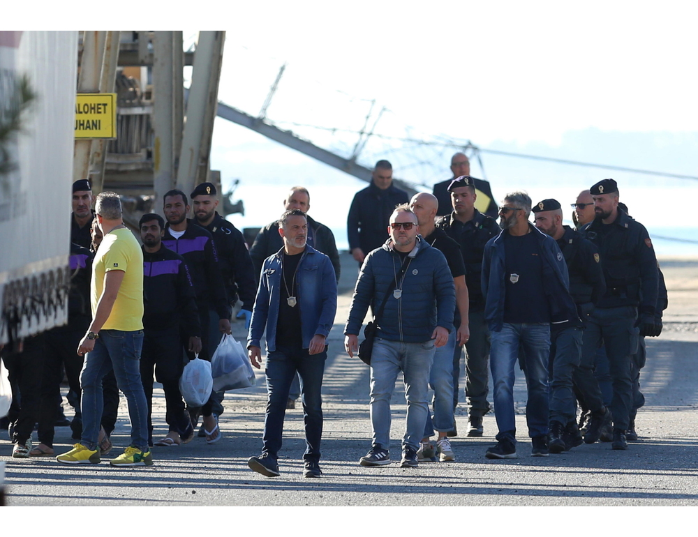 Tribunale si rimette a Corte Ue, migranti in Italia