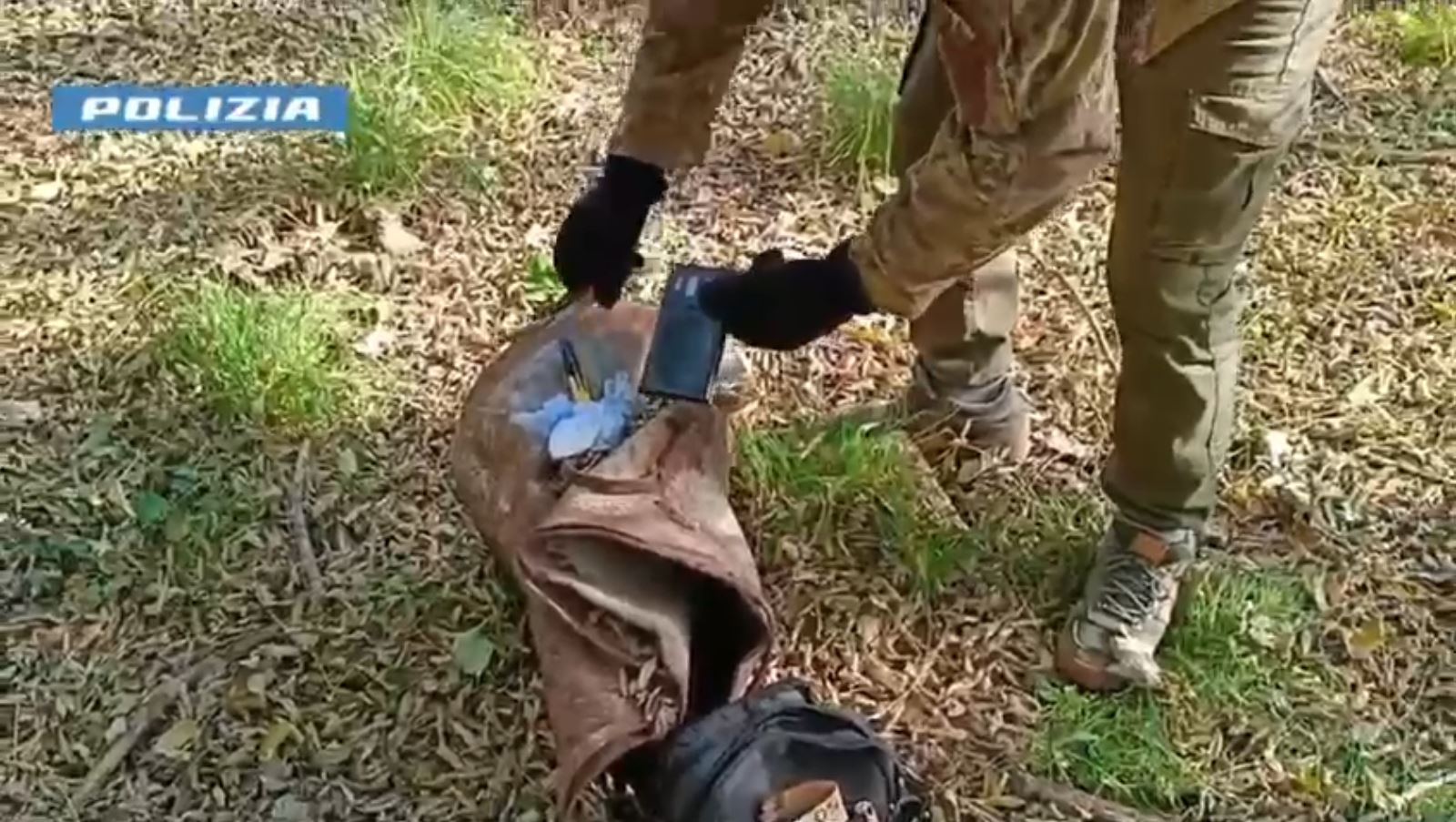 Blitz della polizia nei boschi tra Alzate Brianza e Albavilla. Arrestato un marocchino per spaccio e resistenza a pubblico ufficiale