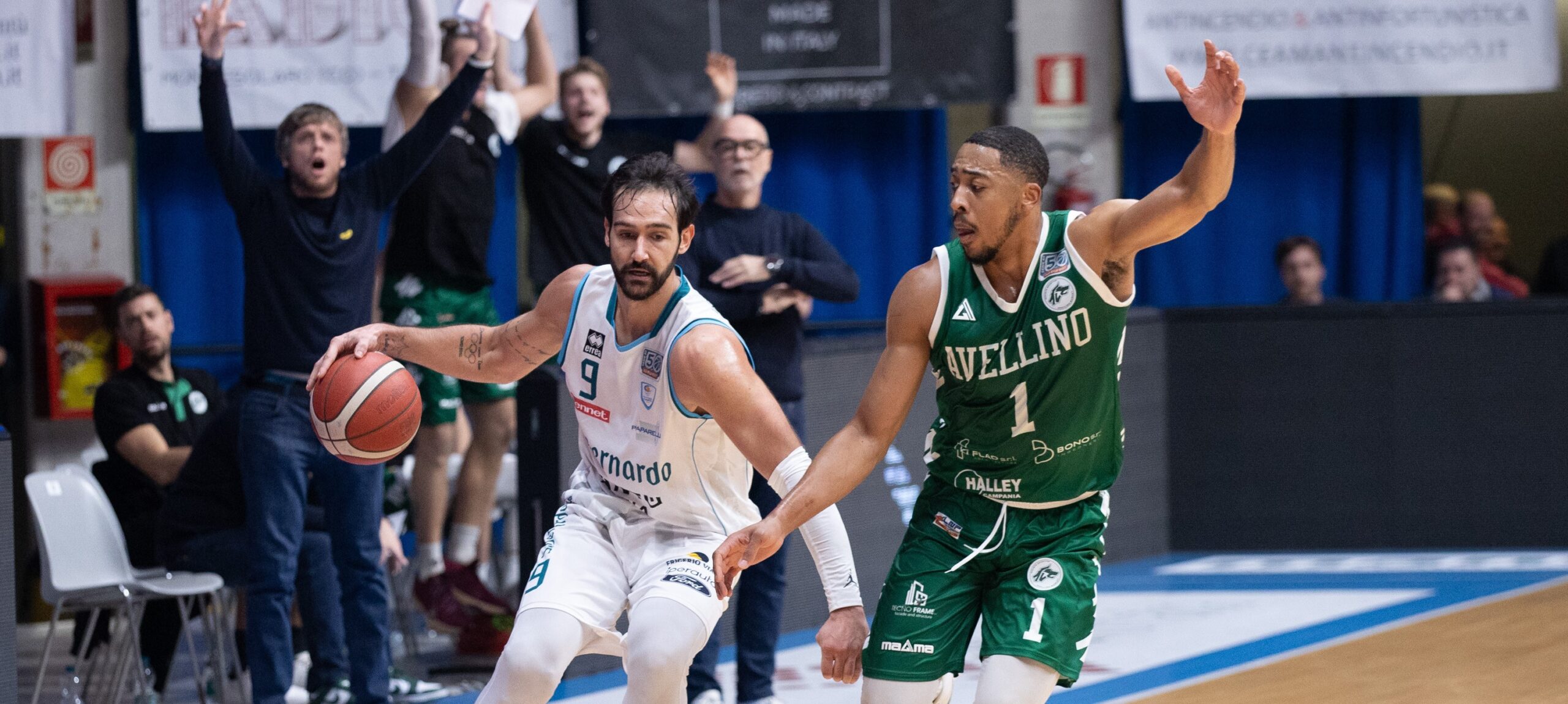 Basket, Cantù ritrova il successo contro Avellino. Coach Brienza: “Più concentrazione. Non possiamo staccare la spina”
