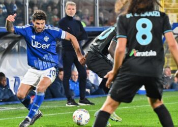 Cutrone in azione contro la Lazio nella sfida d'andata (foto Roberto Colombo)