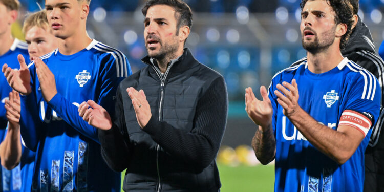 Mister Cesc Fabregas e i suoi giocatori sotto la curva a fine partita (foto Roberto Colombo)