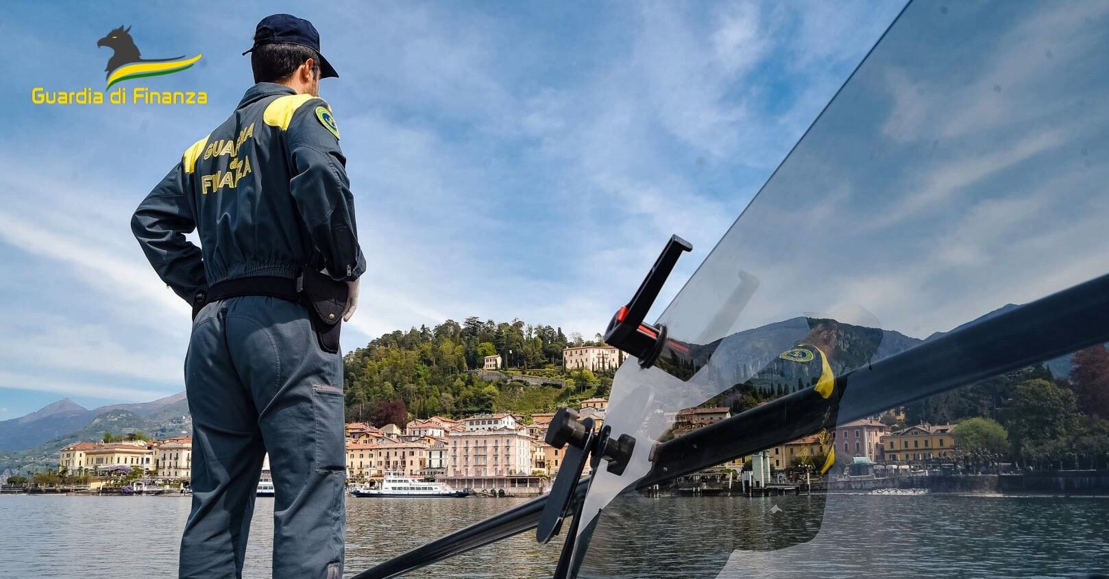 Barca in avaria sul Lago di Como, a rischio le rotte dei battelli. Intervento della Vedetta della Finanza