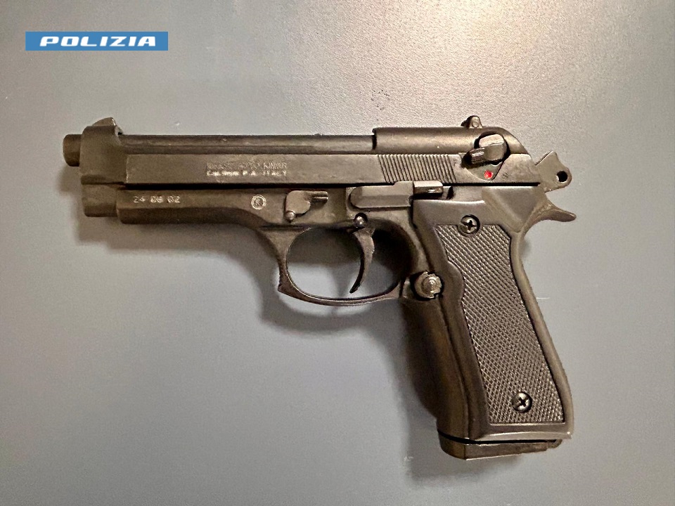 Spari in piazza Volta affollata nella sera della movida, denunciato un 20enne albanese