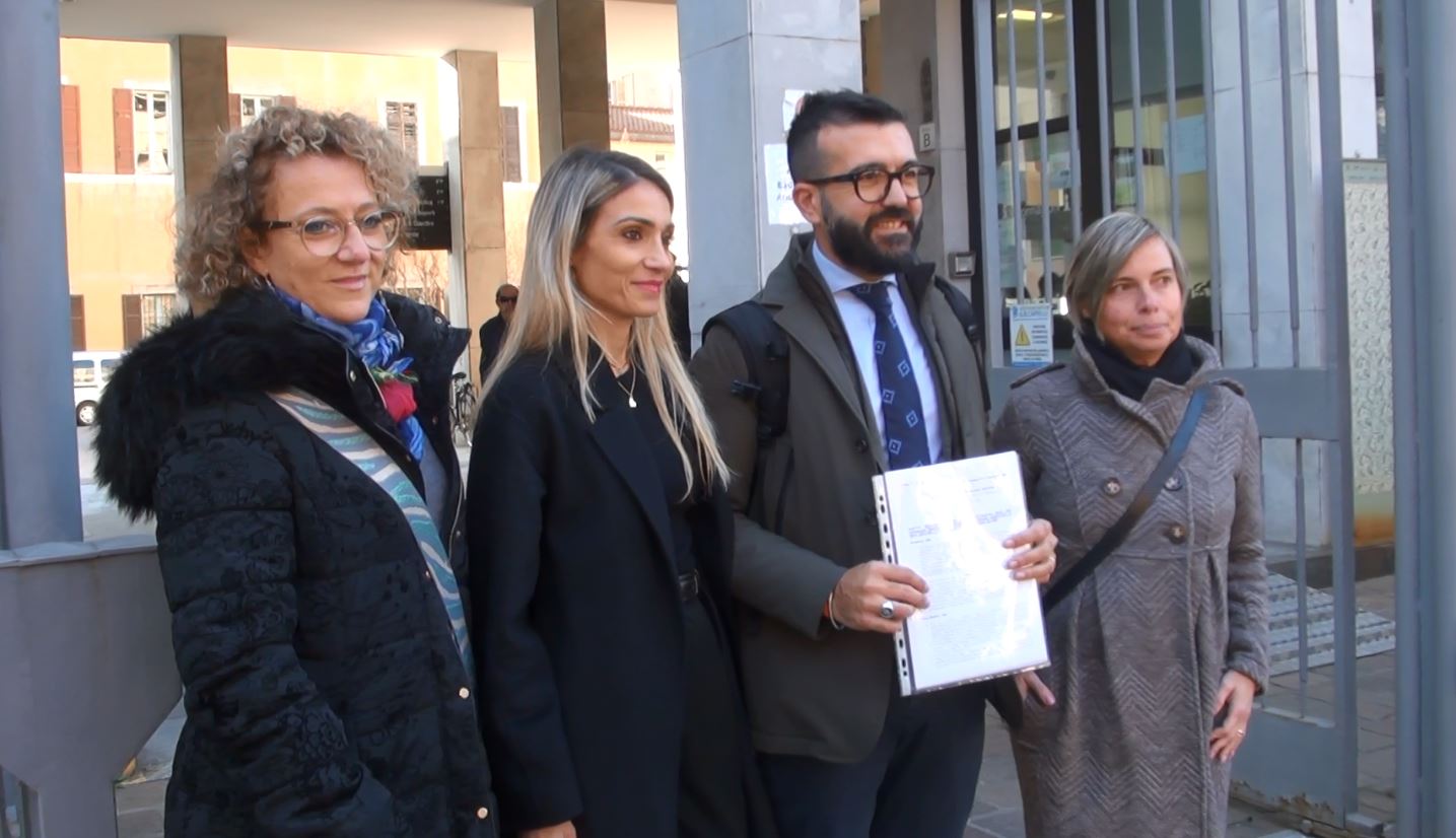 Presentate 350 firme per chiedere il referendum contro la chiusura delle scuole Sauro e Carluccio di Como