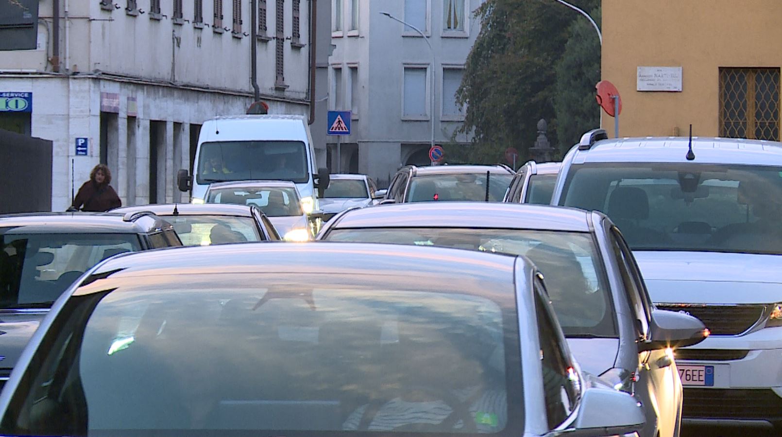 Traffico paralizzato a Como per il cantiere non autorizzato. Rapinese furioso: “Non bastano le sanzioni”