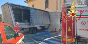 Incidente a Montano Lucino, tir finisce contro una casa