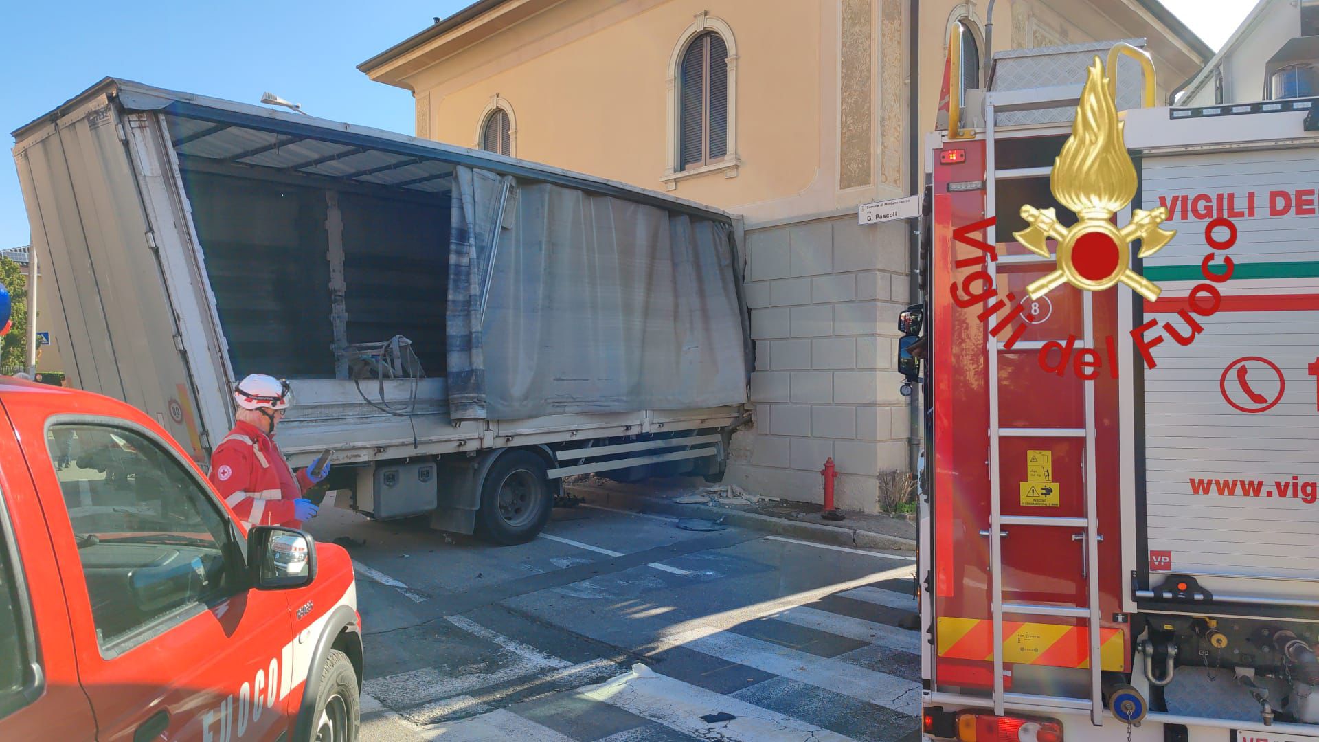 Incidente a Montano Lucino, tir sfonda il muro di una casa
