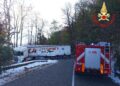 Tir incastrato in un tornante a Bellagio, intervento dei vigili del fuoco