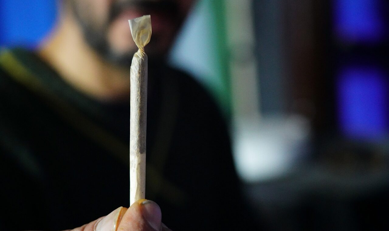 Insegnante 38enne di Cantù agli arresti domiciliari: accusato di violenza sessuale e cessione di droga a tre minorenni