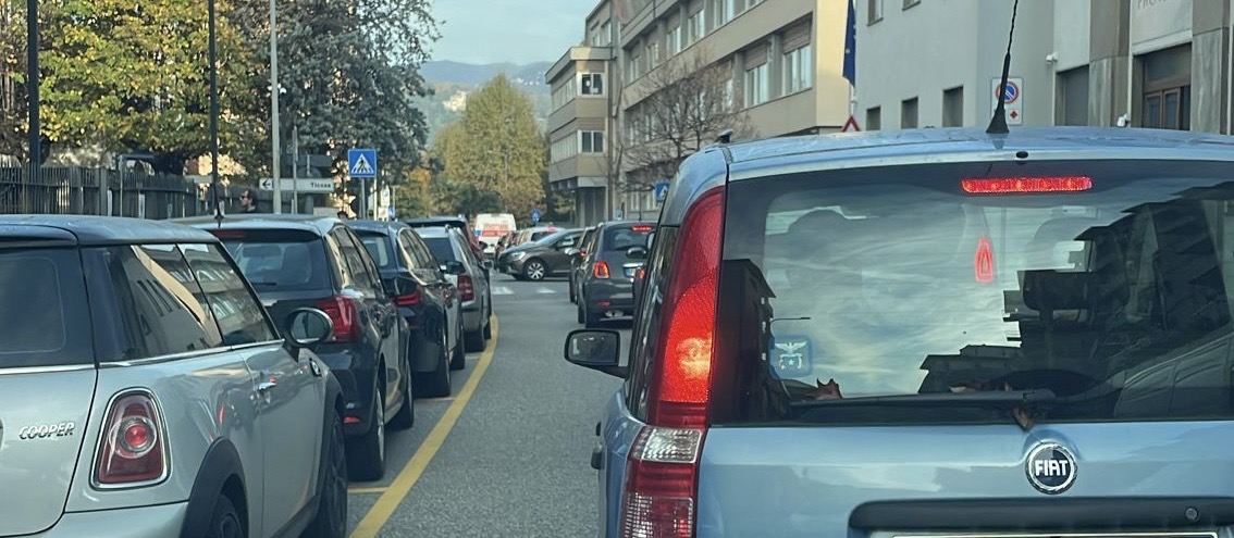 Mattinata da incubo per il traffico a Como