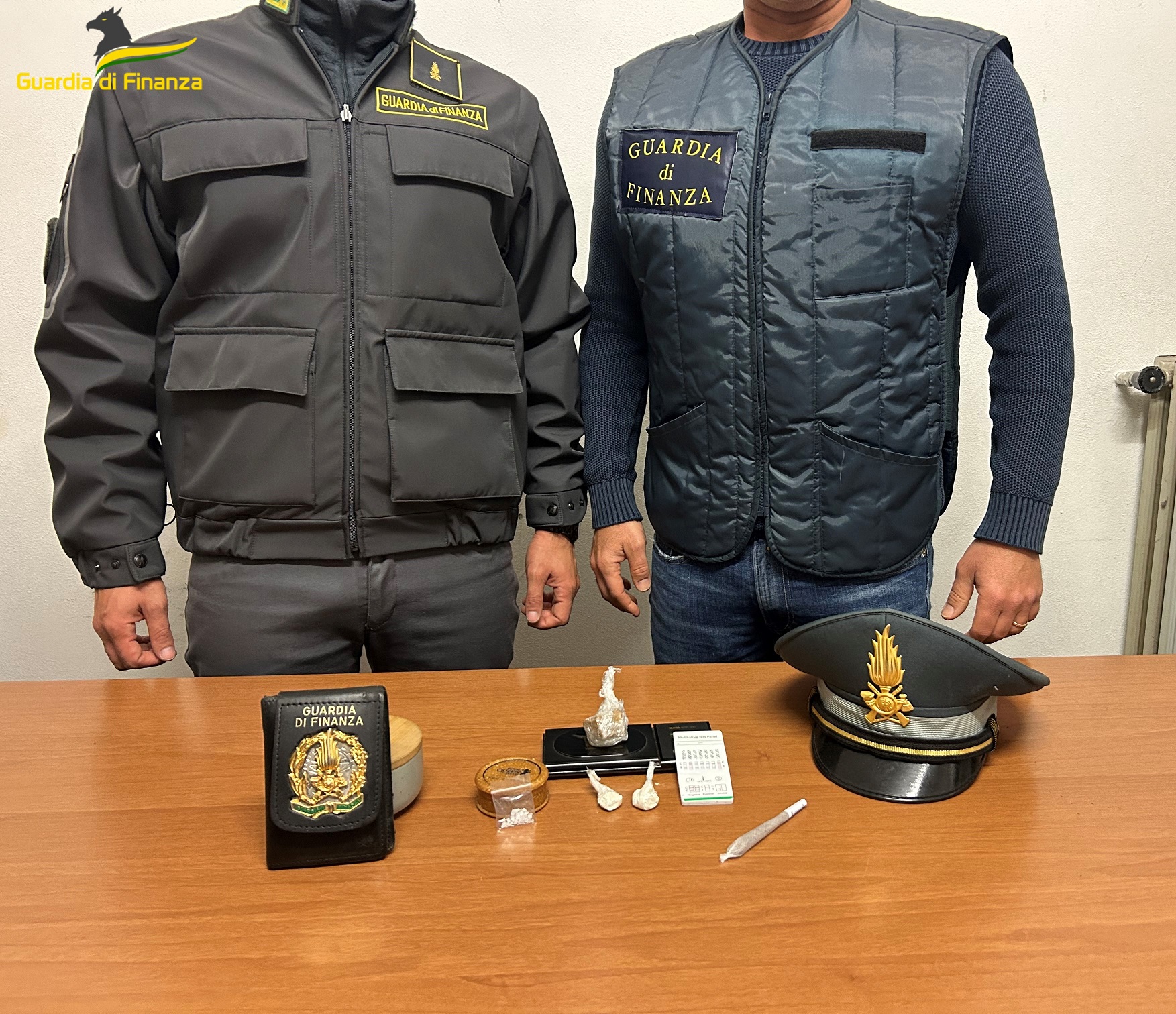 Droga nelle mutande e in una scarpa, 22enne comasco scoperto dai finanzieri