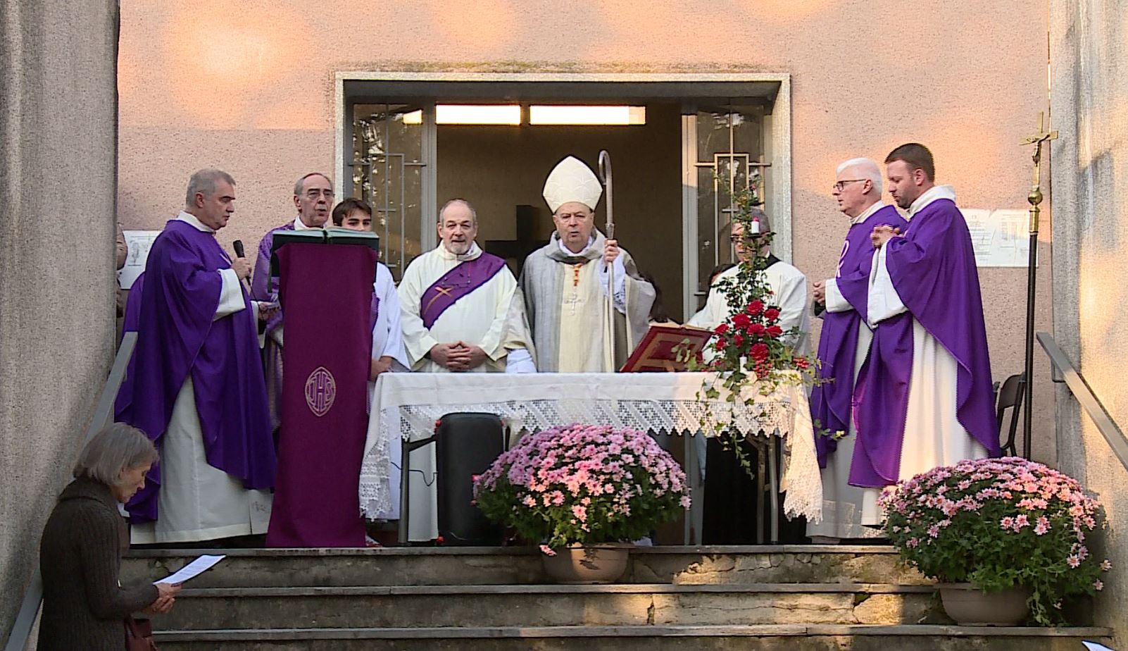 Commemorazione dei defunti a Como: le messe del cardinale in Duomo e al cimitero di Camnago Volta
