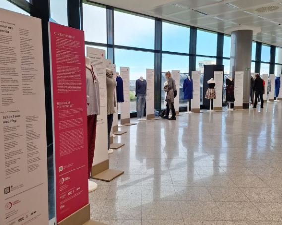 Giornata internazionale contro la violenza sulle donne: la mostra “Com’eri vestita?” a Milano Malpensa fino al 7 gennaio