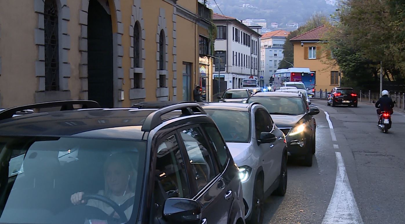 Traffico paralizzato a Como, il PD al Comune: “Falsi proclami e poca pianificazione”. Il sindaco: “Mistificatori”