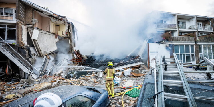 Palazzina esplosa e poi crollata di notte. Almeno 3 feriti