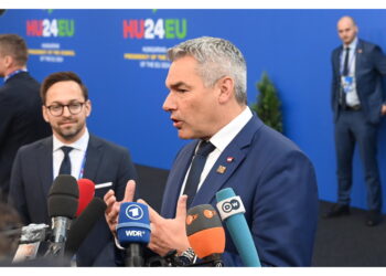 Nehammer: 'Le procedure di asilo continueranno a essere sospese'