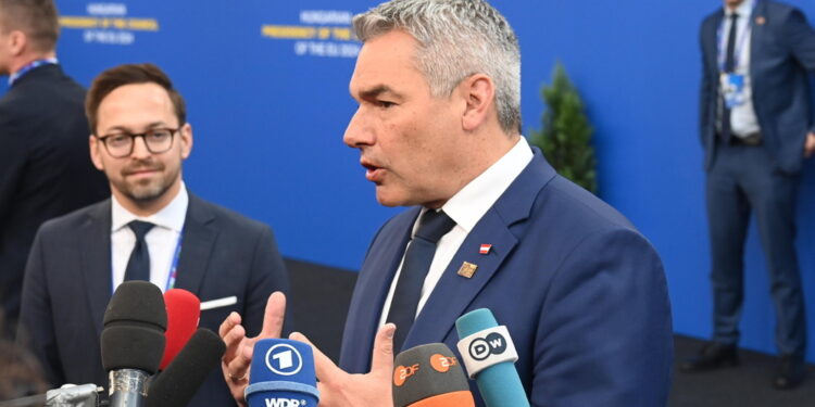 Nehammer: 'Le procedure di asilo continueranno a essere sospese'